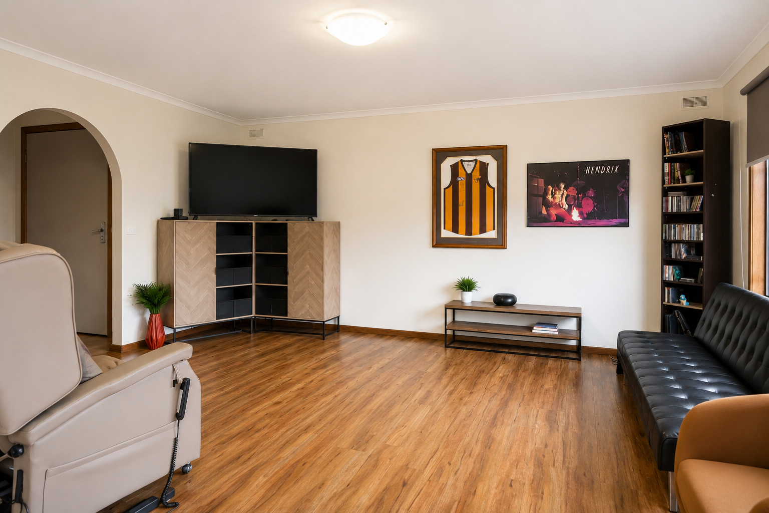 55 Moonah living room